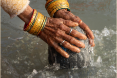 Clare-Gordon-Pullar-Praying-at-the-River-Ganges-10.0