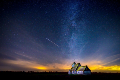 Julia-Wainwright-Starlink-and-Milky-Way-over-Kent-Church-9.5